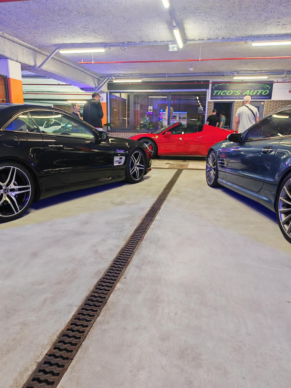 Voitures de passionnés alignées lors du rassemblement Cars & Friends à Servon
